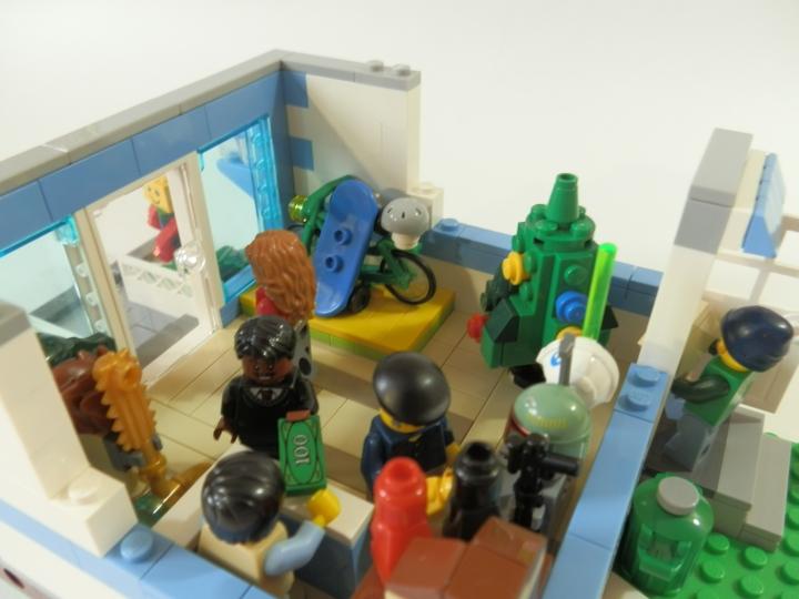 LEGO MOC - New Year's Brick 2014 - Магазин игрушек.: Ну да, даже спортинвентарь есть. Даже шлем, чтоб всё безопасненько.