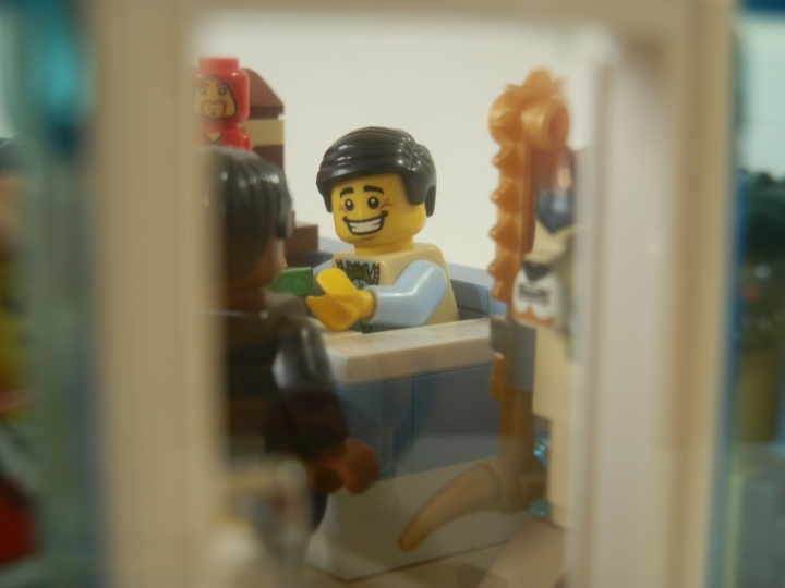 LEGO MOC - New Year's Brick 2014 - Магазин игрушек.: Рассмотрим получше продавца. В этом месяце у него накапает не хилая такая премия.