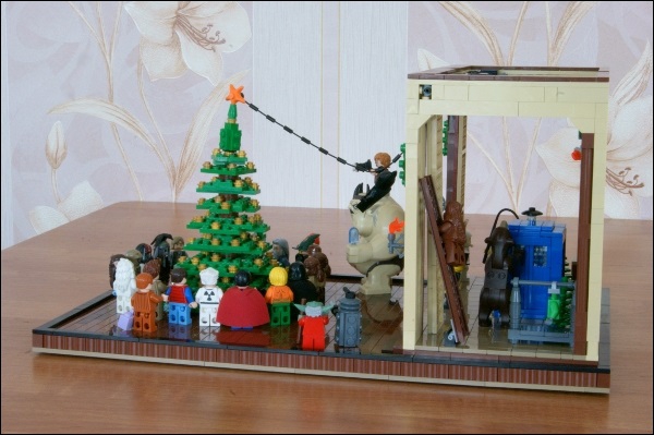 LEGO MOC - New Year's Brick 2014 - Новогоднее веселье!: Сцену я старался оформить как можно более правдоподобно. Присутствует и освещение, и занавес, и немного реквизита. Пожалуй, не хватает только кулис, но они бы съели всё пространство. Кстати, размер работы 32х48 штырьков, не считая рамки.