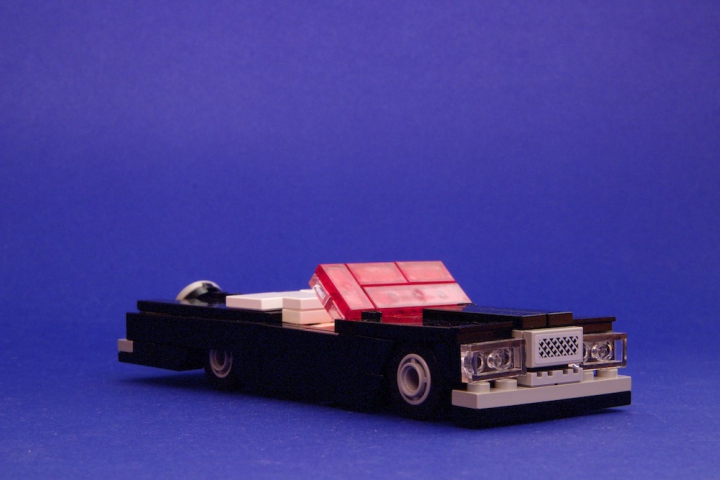 LEGO MOC - New Year's Brick 2014 - «Рождественский вечер»: Теперь покажу транспорт. Машина оснащена пневмоподвеской.