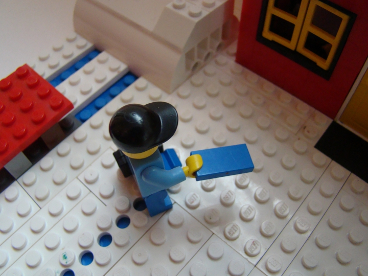 LEGO MOC - New Year's Brick 2014 - Новогодняя зарисовка.: Почтальон идет к нашему дому с поздравительной открыткой.