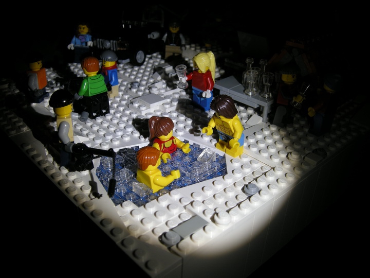 LEGO MOC - New Year's Brick 2014 - Новый год у лунки.: А теперь взглянем на прорубь:<br />
Двое «бывалых» уже резвятся в ледяной воде, ну а третий «смельчак» не спешит к ним присоединиться.<br />

