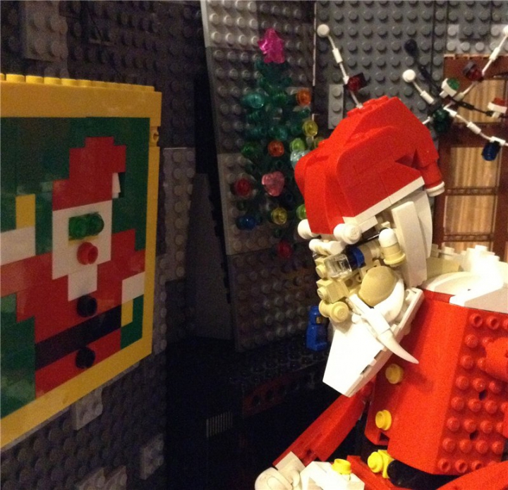 LEGO MOC - New Year's Brick 2014 - Cabinet of St. Nicholas: У Санты должны быть очки. Он родом с тех временем, когда не существовало контактных линз. Мне было сложно его себе представить без этого стильного аксессуара.<br />
Кстати, он заснул напротив своей картины и очередным изображением созданным в специальной рождественской серии дизайнерами ЛЕГО в наборе 40001.