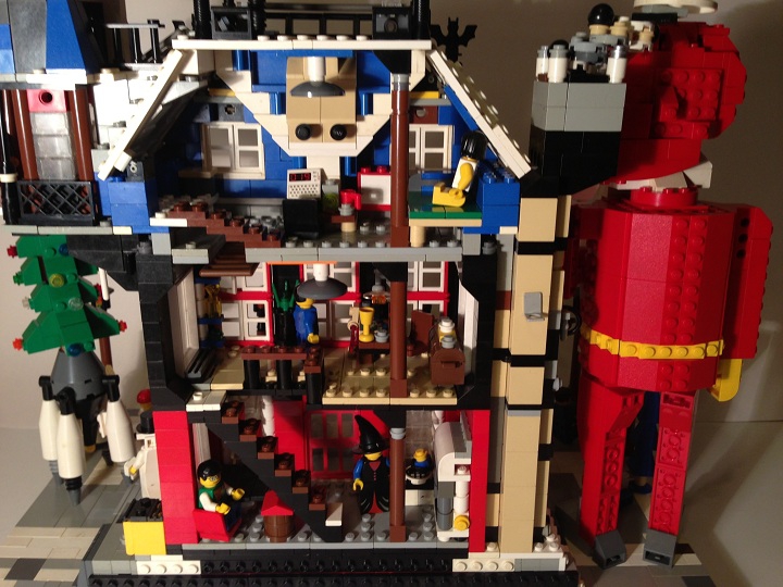 LEGO MOC - New Year's Brick 2014 - Новый 2014 LeGod: Вид сзади. В доме имеется 3 этажа, не считая крышу. 