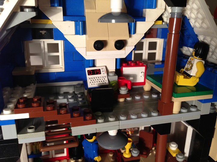 LEGO MOC - New Year's Brick 2014 - Новый 2014 LeGod: 3й этаж. Здесь обычная комната, попасть сюда можно поднявшись на лифте, или опустив лестницу.