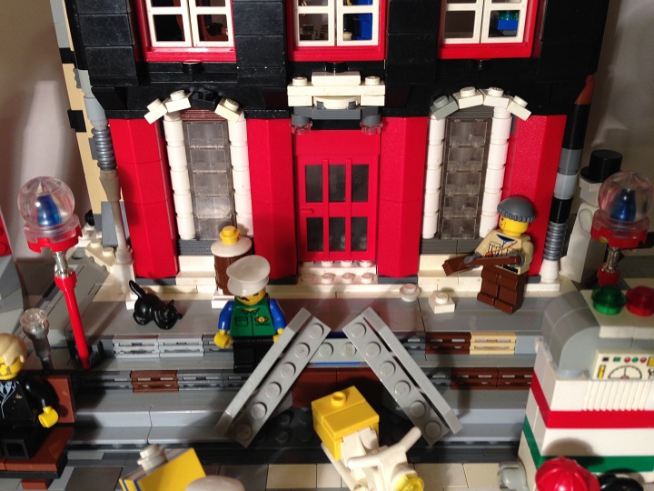 LEGO MOC - New Year's Brick 2014 - Новый 2014 LeGod: Первый этаж, дворник подметает снег, а кошка испугалась метлу.