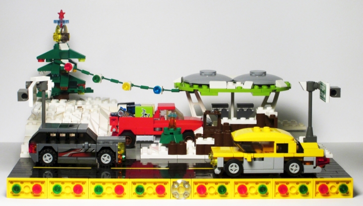 LEGO MOC - New Year's Brick 2014 - Развоз подарков: движение на бензоколонке: Основание - 32х34 штыря, к нему СНОТ-ом крепятся три модуля - бензоколонка, снежный массив с ёлкой, а так же полоса снега с развалинами старой деревянной постройки. В последний момент прилепил элемент рамки - смотрится просто, но эффективно.