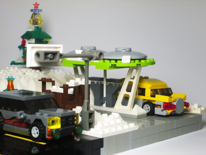 LEGO MOC - New Year's Brick 2014 - Развоз подарков: движение на бензоколонке: К счастью, как дорога, так и бензоколонка отапливаются - снег и лёд на них не задерживаются.
