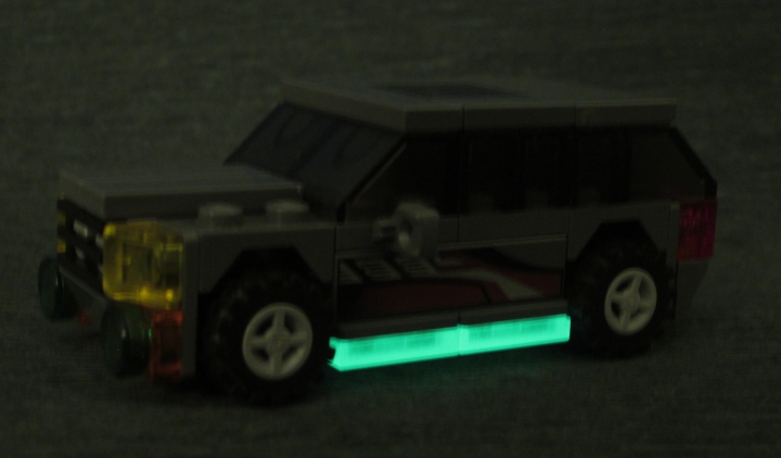 LEGO MOC - New Year's Brick 2014 - Развоз подарков: движение на бензоколонке: Заметьте, никаких спецэффектов - просто отвёл поток света!