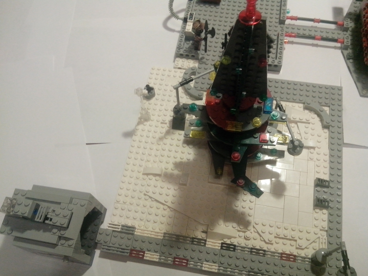 LEGO MOC - New Year's Brick 2014 - Новый Год, не только есть на нашей планете...: Ёлочка и её окрестности без минифиг.
