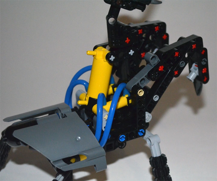 LEGO MOC - 16x16: Animals - Hierodula tenuidentata: Всего на модели 4 пневмоцилиндра (2 больших, 2 маленьких). Подключал все к компрессору - прекрасно работает, но из-занебольших размеров компрессор в саму модель уже не влезает.