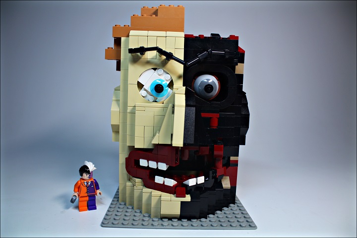 LEGO MOC - 16x16: Character - Two-Face Harvey: Вместе с фигуркой Харви (для сравнения масштаба)