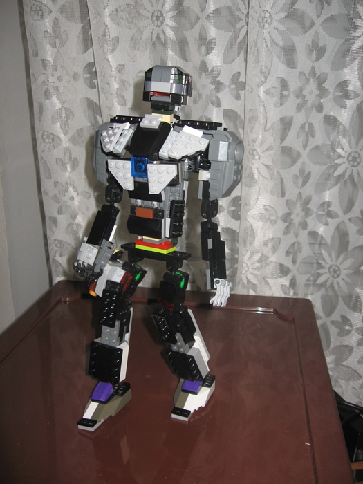 LEGO MOC - 16x16: Character - Robocop: Робокоп шагает