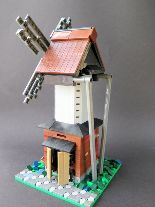 LEGO MOC - 16x16: Technics - Шатровая мельница: Шатровая крыша мельницы с крыльями поворачивалась к ветру с помощью длинных жердей.