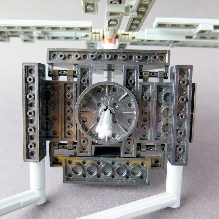 LEGO MOC - 16x16: Technics - Шатровая мельница: LEGO-модель сконструирована по прототипу оригинала и у неё вся верхняя часть поворачивается относительно основания.