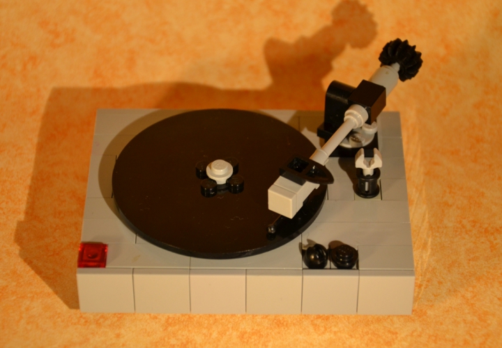 LEGO MOC - 16x16: Technics - Проигрыватель пластинок: Ракурсы<br />
Кнопок управления не много-вкл/выкл, переключение скорости, индикатор сети