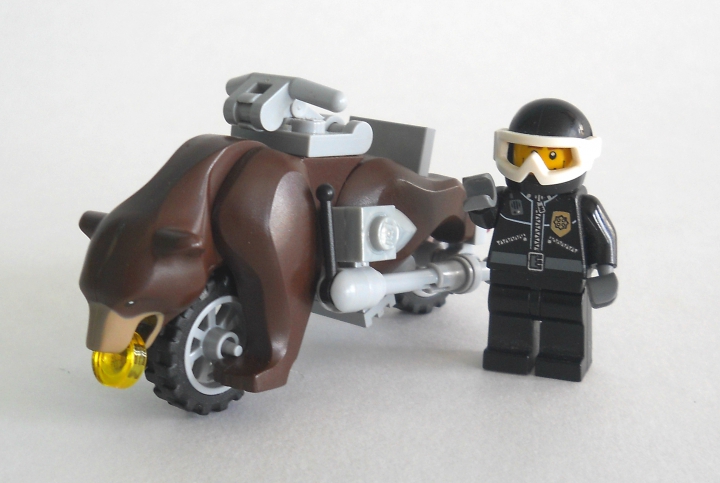 LEGO MOC - Mini-contest 'Lego Technic Motorcycles' - Мотоцикл 'Гризли': Мотоциклист в шлеме, условиям конкурса и жизни на Земле удовлетворяет.