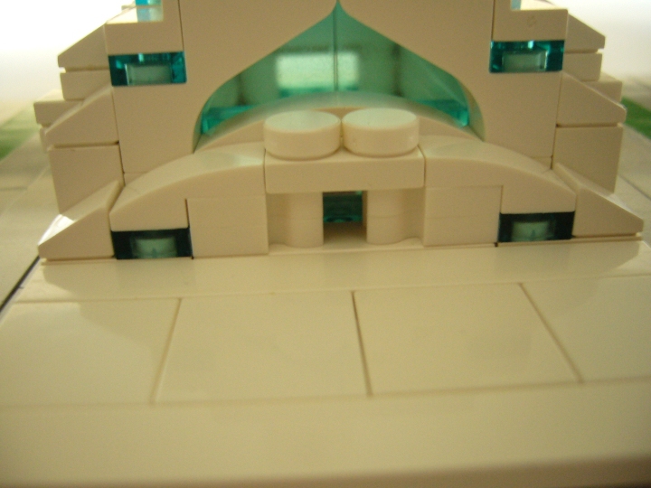 LEGO MOC - LEGO Architecture - Законодательная ассамблея объединенной космической корпорации: Главный вход крупным планом. Сверху и снизу находятся комнаты отдыха 