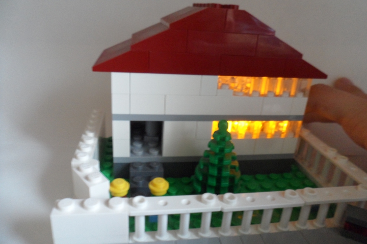 LEGO MOC - LEGO Architecture - Загородный дом в масштабе мини: Ночью загорается свет.