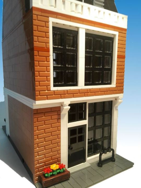 LEGO MOC - LEGO Architecture - Canal House - дом в голландском стиле: Так как город расположен на болотистой местности, то для строительства использовался легкий кирпич, а окна делались как можно больше.