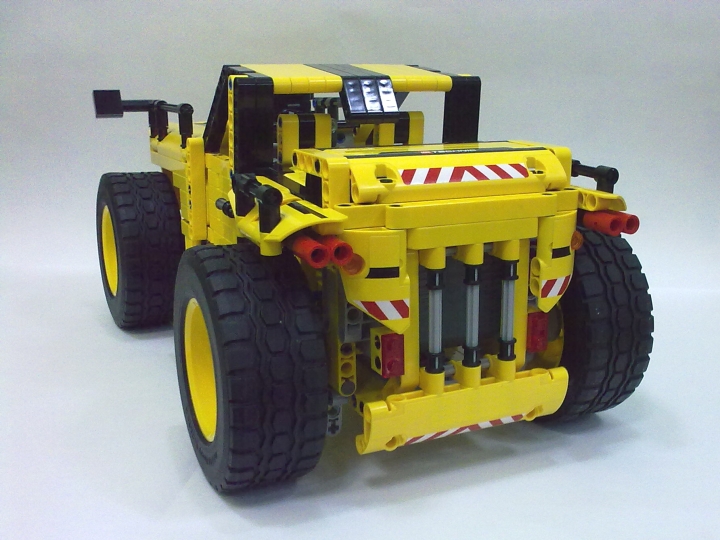 LEGO MOC - Technic-contest 'Car' - Родстер 'Хищник': После того, как 'Хищник' тебя обгонит, он снисходительно позволит тебе полюбоваться на свой мощный багажник и четыре выхлопных трубы.