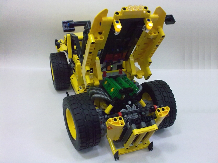 LEGO MOC - Technic-contest 'Car' - Родстер 'Хищник': Капот открывается вверх, сдвигаясь немного вперёд, чтобы воздухозаборник не задел ИК-приёмник, расположенный прямо за ним. Решетка радиатора откидывается вперёд, открывая доступ к шестицилиндровому V-образному мотору (больше цилиндров не было :( ).<br />
Мотор соединён с главной передачей и его коленвал и вентилятор вращаются при движении.