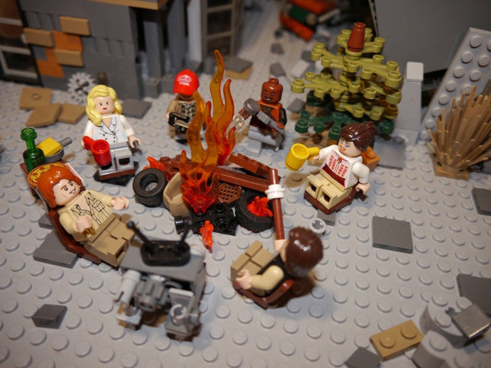 LEGO MOC - New Year's Brick 3015 - Новогодняя ночь 3015: Они собираются на улицах вокруг костров, общаются, смотрят по ящику новости - вообщем веселятся как могут.