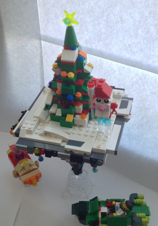 LEGO MOC - New Year's Brick 3015 - Новый год в облаках: Вид сверху. Тут возле ели летает дройд-Дед мороз со специальным жезлом, в который встроен исполнитель желаний, активирующийся только в первый день нового года, чтобы каждый мог получить желаемый подарок.