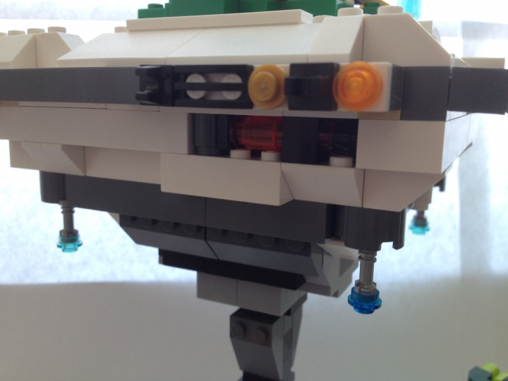 LEGO MOC - New Year's Brick 3015 - Новый год в облаках: Вид слева.