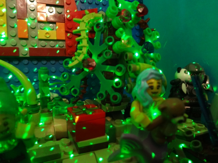 LEGO MOC - New Year's Brick 3015 - Подводная страна встречает Новый год. : Замечательные плюшевые мишки очень порадовали гостей. Но больше всего была рада подарку русалочка тина.