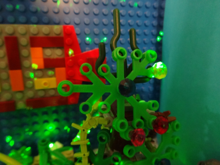 LEGO MOC - New Year's Brick 3015 - Подводная страна встречает Новый год. : Ёлка была украшена очень красивыми шариками, которые ярко блестели.