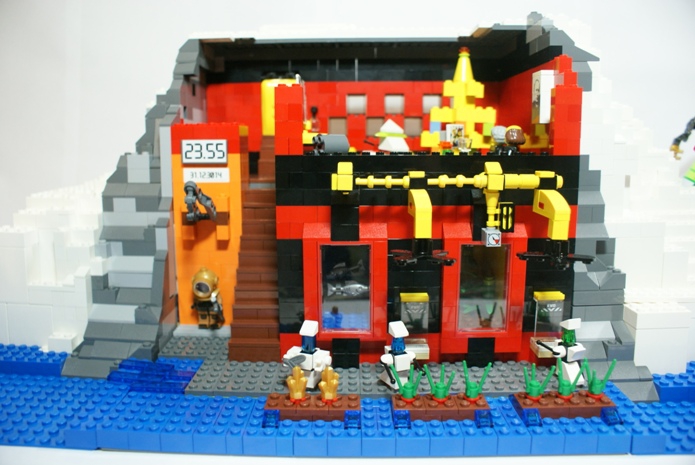 LEGO MOC - New Year's Brick 3015 - 3015-ый, привет из 2015 года: Дом, устроенный в вершине горы