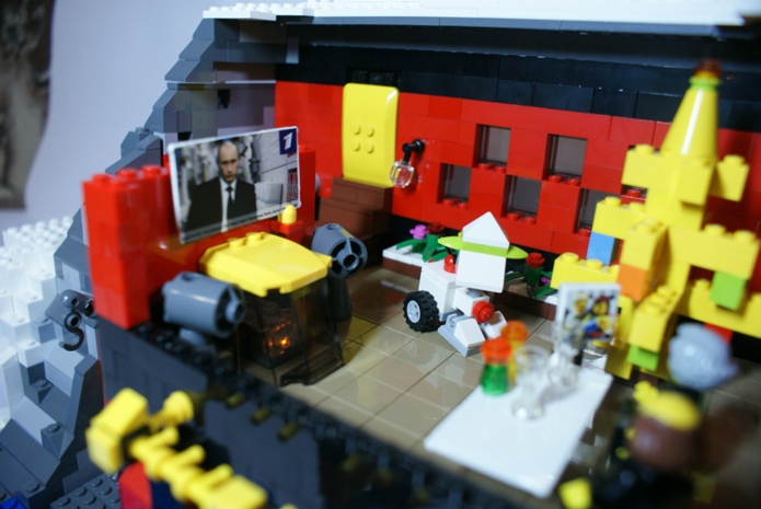 LEGO MOC - New Year's Brick 3015 - 3015-ый, привет из 2015 года: В телевизоре В.В. с космической станции поздравляет землян. Под телевизором электрокамин и мощные колонки (подарок сына)