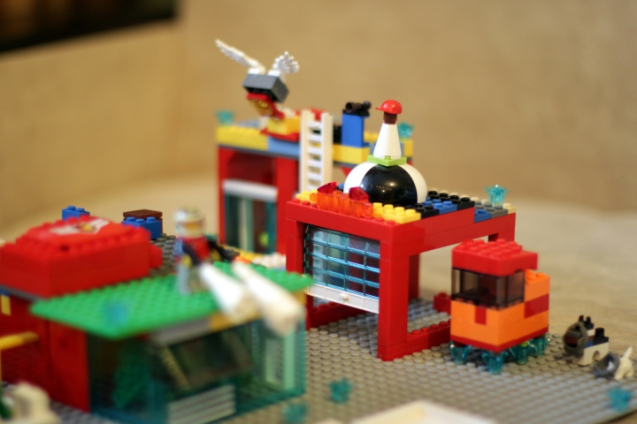 LEGO MOC - New Year's Brick 3015 - Новый год на Меркурии.: Летающая машина, и гараж тоже построены из жаропрочного материала.