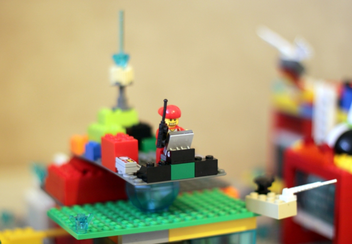 LEGO MOC - New Year's Brick 3015 - Новый год на Меркурии.: Станция Деда Мороза, на которой сейчас работает его    будущий помощник.