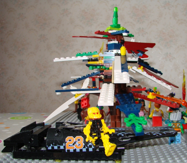 LEGO MOC - New Year's Brick 3015 - Вечеринка с инопланетянами: Начали собираться гости. Вот высаживается пришелец с планеты Скелет.