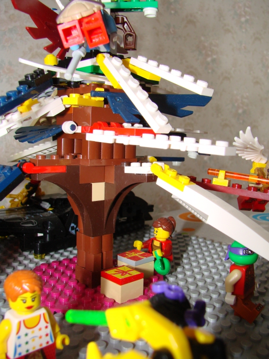 LEGO MOC - New Year's Brick 3015 - Вечеринка с инопланетянами: Некоторые гости летают вокруг ёлки. Почти все подарки под ёлкой уже разобраны. С Новым годом!