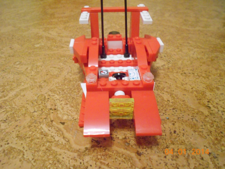 LEGO MOC - New Year's Brick 3015 - Реактивные сани и истребитель Деда Мороза: Вид 1.Это Сани Деда Мороза,выполненные в красно белом стиле.