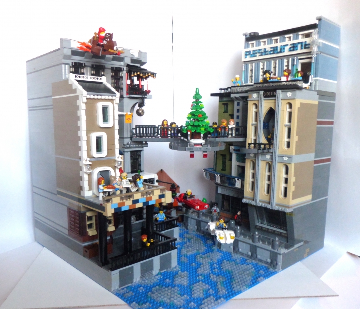 LEGO MOC - New Year's Brick 3015 - Празднование Нового года в городе будущего: На площади между двумя домами установлена наряженная ёлка, жители домов, у которых есть дети, смотрят на открытие праздника.
