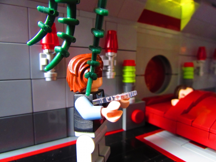 LEGO MOC - New Year's Brick 3015 - Земля. Новый 3015 год.: Муж с нежностью смотрит на жену, отведя взгляд от планшета.<br />
в правом углу комнаты стоит прозрачный экран выключенного голо-компьютера.