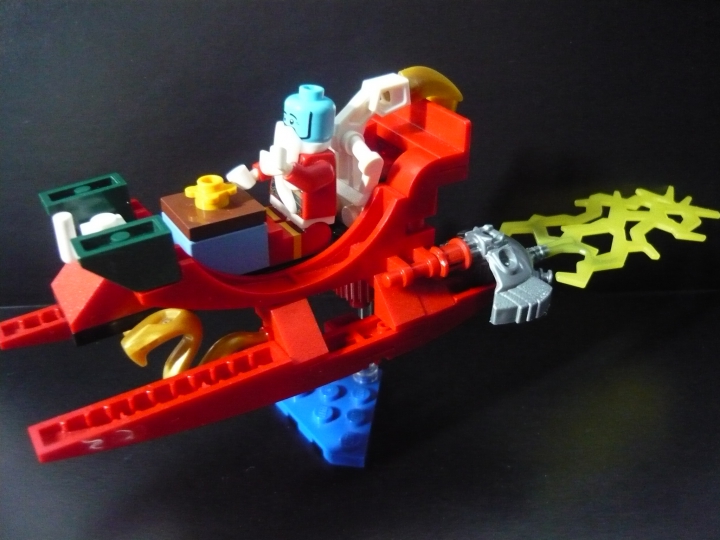 LEGO MOC - New Year's Brick 3015 - Новый 3015 Год: встречаем вместе!: А вот сани и их владелец! Не смотрите на синюю деталь - она опять же, подставка. Вместо оленей, теперь используется реактивная тяга. Да и Дедушка мороз уже не тот! 