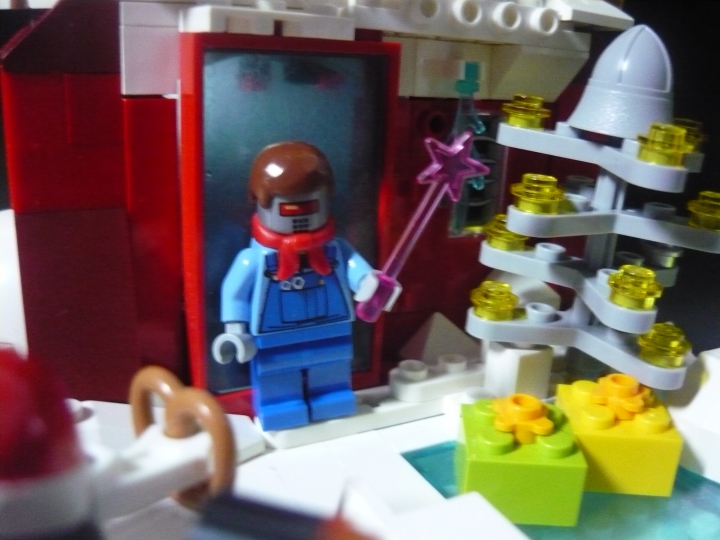 LEGO MOC - New Year's Brick 3015 - Новый 3015 Год: встречаем вместе!: Робот, тоже встречает этот праздник ;-) У него в руках - бенгальский огонь! Позади него, плазменная дверь. Можно всего то сказать годовое слово, и ввести пароль, и сквозь эту дверь можно пройти.