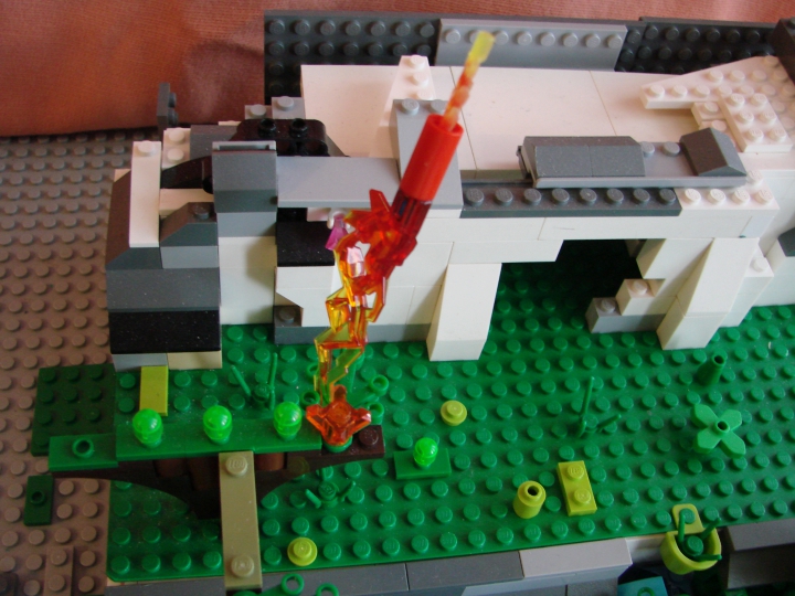 LEGO MOC - Jurassic World - Пожар!: В папоротник неподалёку от гнезда ударила молния!