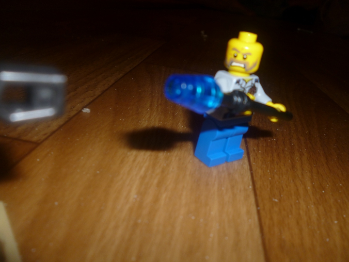 LEGO MOC - Jurassic World - Клетка раптора.: Храбрый охранник задержал раптора с помощью электрошокера.