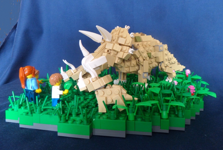 LEGO MOC - Jurassic World - Встреча с трицератопсами: Две матери, каждая переживает за своих детей. Ребятишки кормят детёнышей с рук).