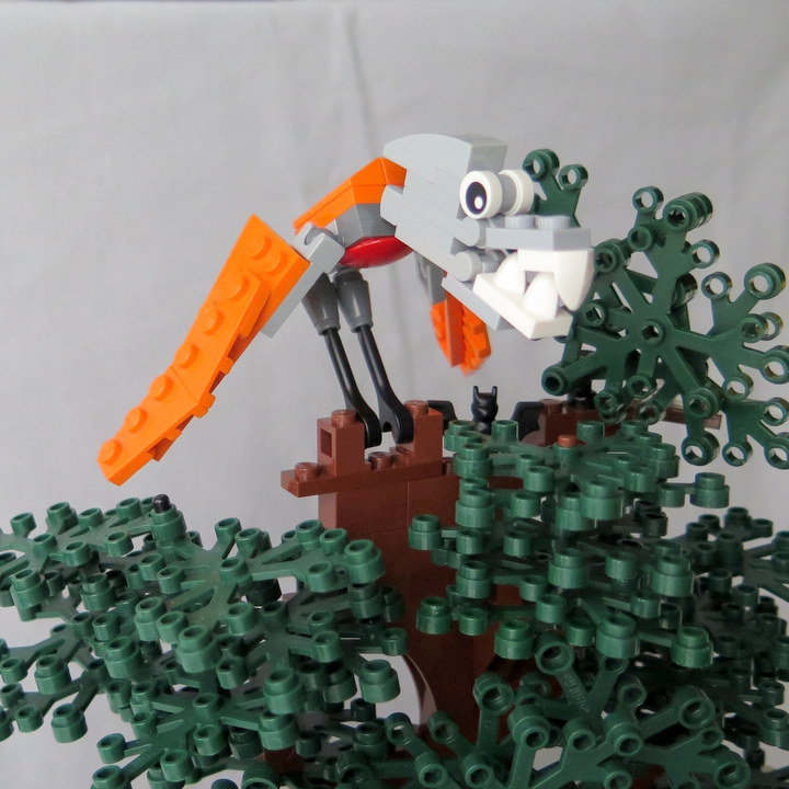 LEGO MOC - Jurassic World - Три стихии: Мама-птерозавр сидит на самом верху огромного дерева (видите малыша?)