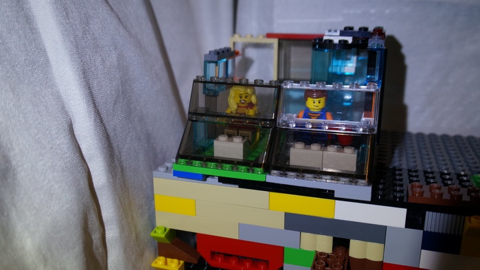 LEGO MOC - Jurassic World - Путешественники во времени: Наши герои удачно выбрали время и совершили скачок во времени, приземлившись на край скалы.