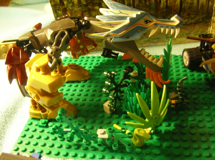 LEGO MOC - Jurassic World - Битва на Острове Динозавров: Тираннозавр нападает из засады в кустах 