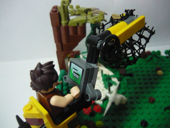 LEGO MOC - Jurassic World - Атака разъяренного динозавра на лагерь охотников.: Детальное фото манипулятора и его управление.