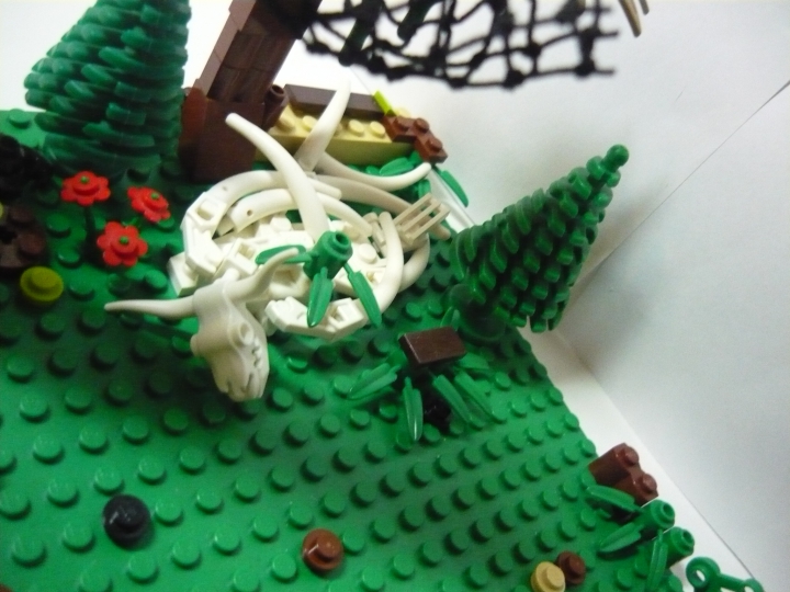 LEGO MOC - Jurassic World - Атака разъяренного динозавра на лагерь охотников.: Детальное изображение останков динозавра.